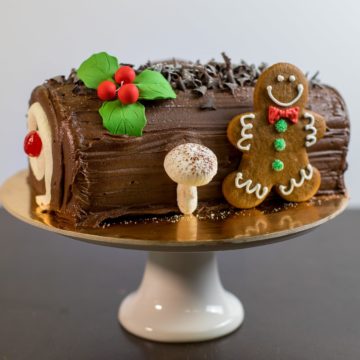 Our 6" whipped Cream Bûche de Noël cake is perfect for small parties of 4-6 people.